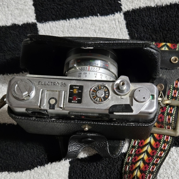 YASHICA ELECTRO 35 GSN Camera 45mm with vintage strap - Picture 4 of 4